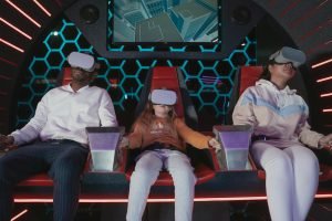 Une famille profite d'un tour de simulateur de réalité virtuelle à l'intérieur, mettant en valeur la technologie et le divertissement VR.